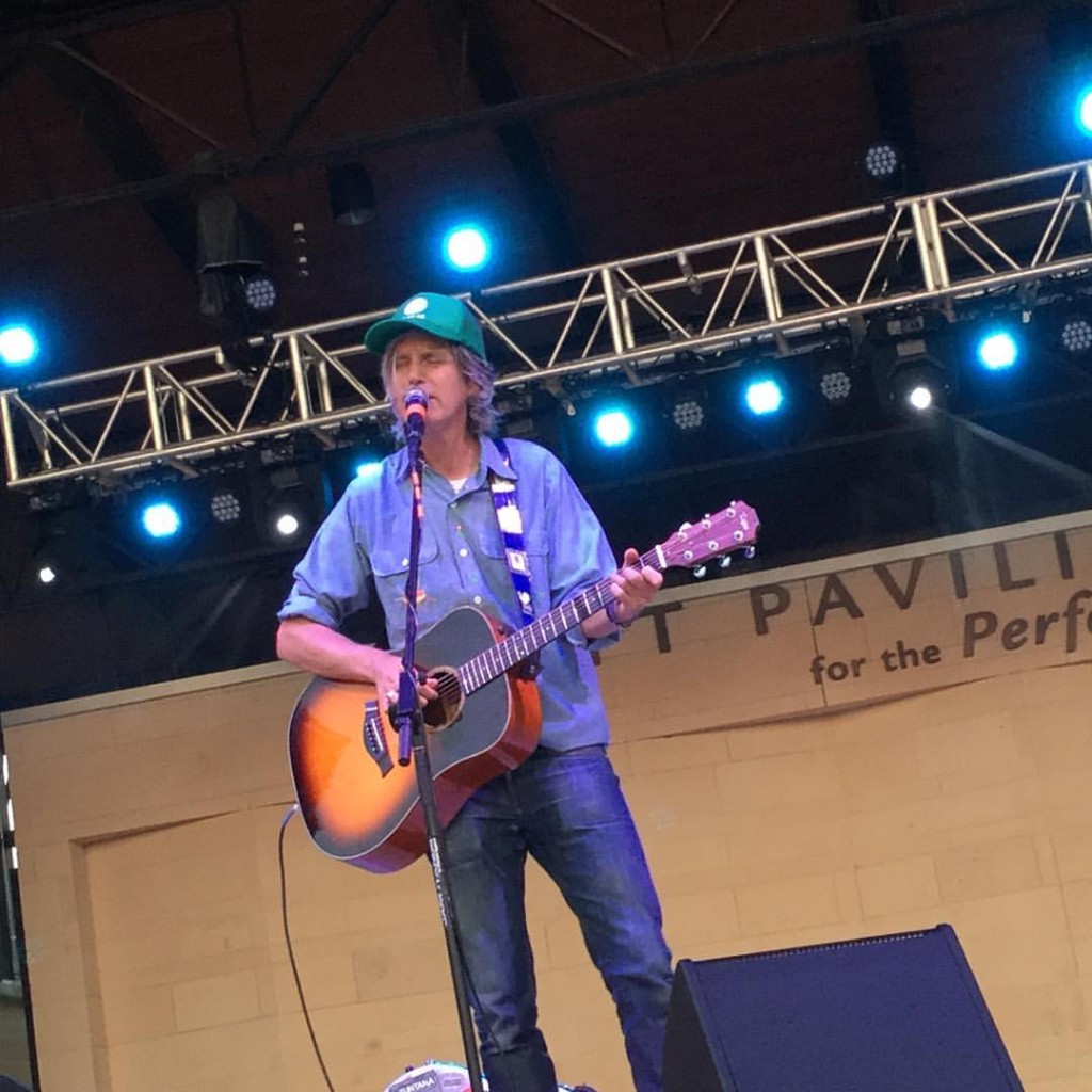 Known to perform without a setlist, singer-songwriter Steve Poltz was a hit on Thursday night, using his sense of humor and way with words to delight the Levitt Arlington crowd.