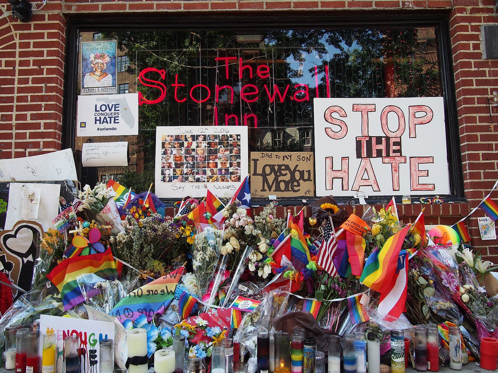 Stonewall Inn (Wikimedia Commons)